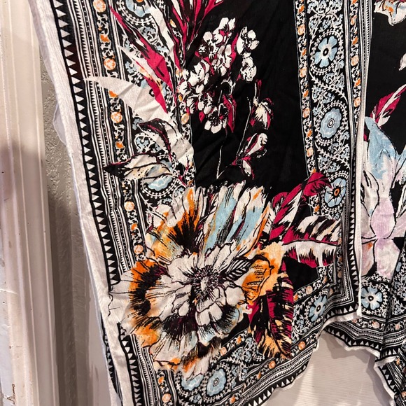 Nine West Sketch Blooms Ruana‎ Kimono Topper Floral Black Multi Tassel OSFA - Picture 3 of 8